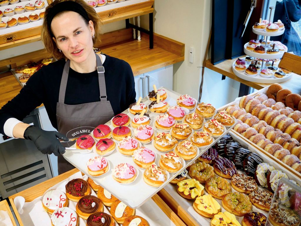 Eine Mitarbeiterin im Berliner Pfannkuchenladen Sugarclan