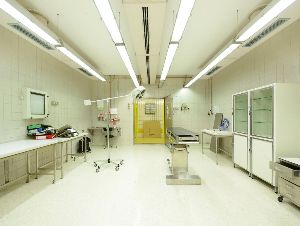 Ein beleuchteter Laborraum mit Tischen und Schränken, ehemals für Tierversuche geeignet