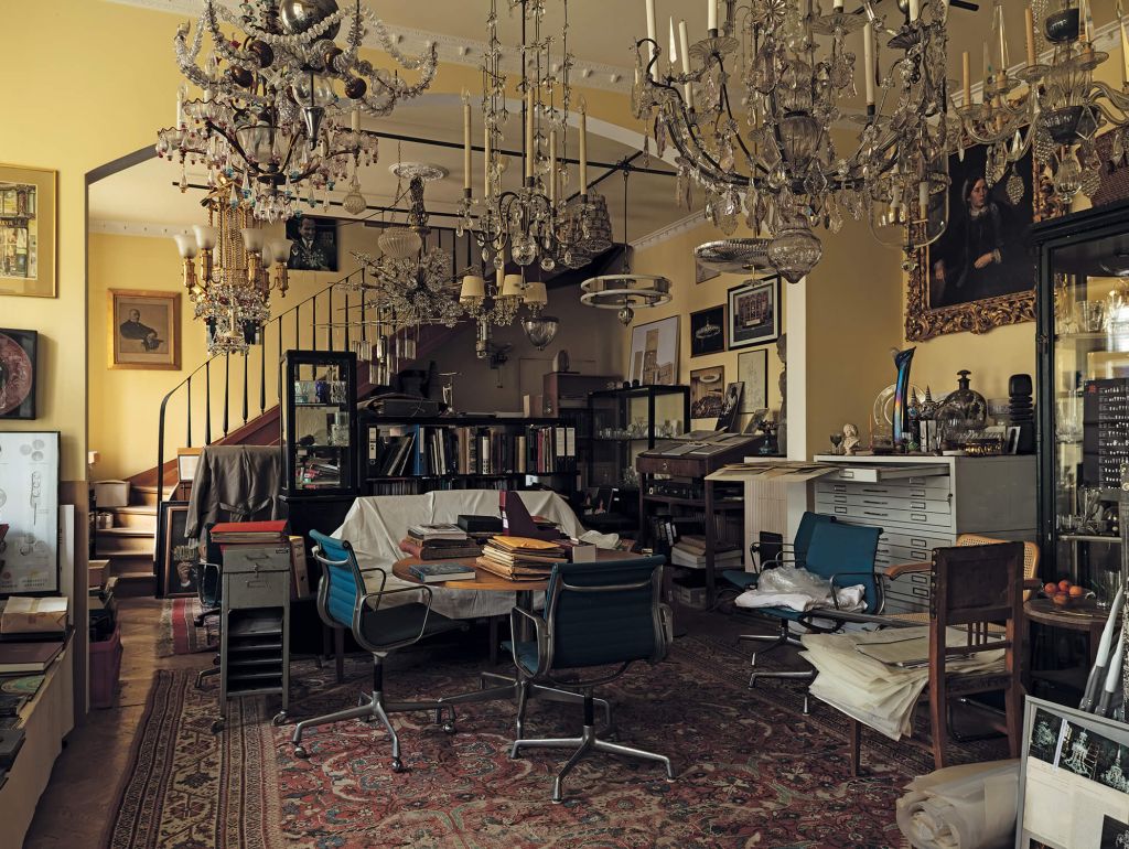 Ein Raum mit Teppichboden, gefüllt mit verschiedenen alten Handwerksgegenständen
