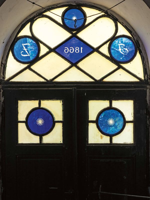 Eine Tür mit Glasfenstern und der Jahreszahl "1866"