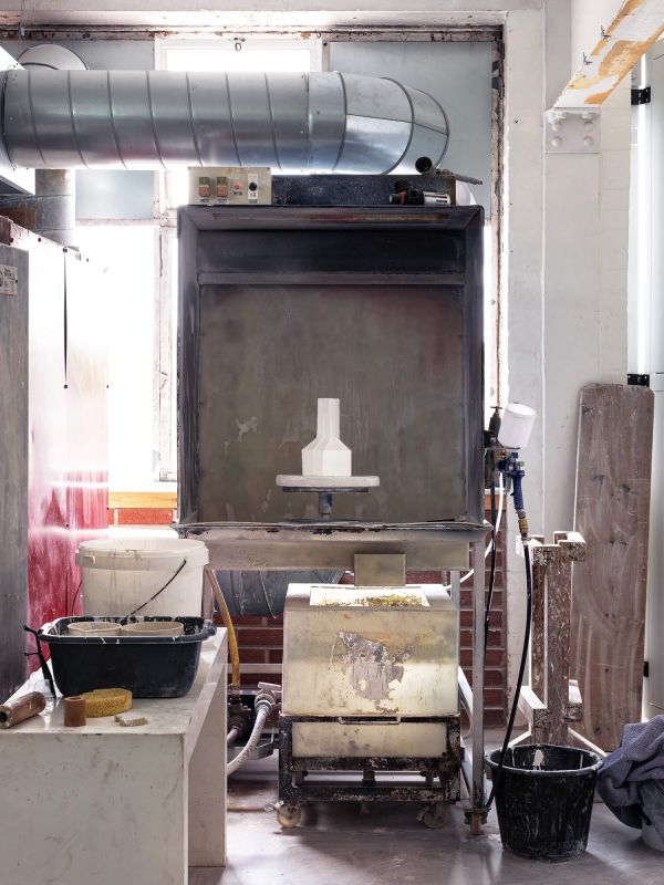 Ein Werkstattraum mit Werkzeugen für eine Keramikmanufaktur