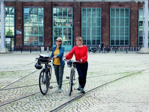 Radfahrerinnen erkunden  die AEG am Humboldthain in Berlin